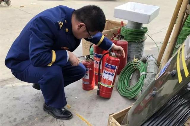 3月15日上午,库车县消防救援大队对辖区消防器材销售店进行消防产品
